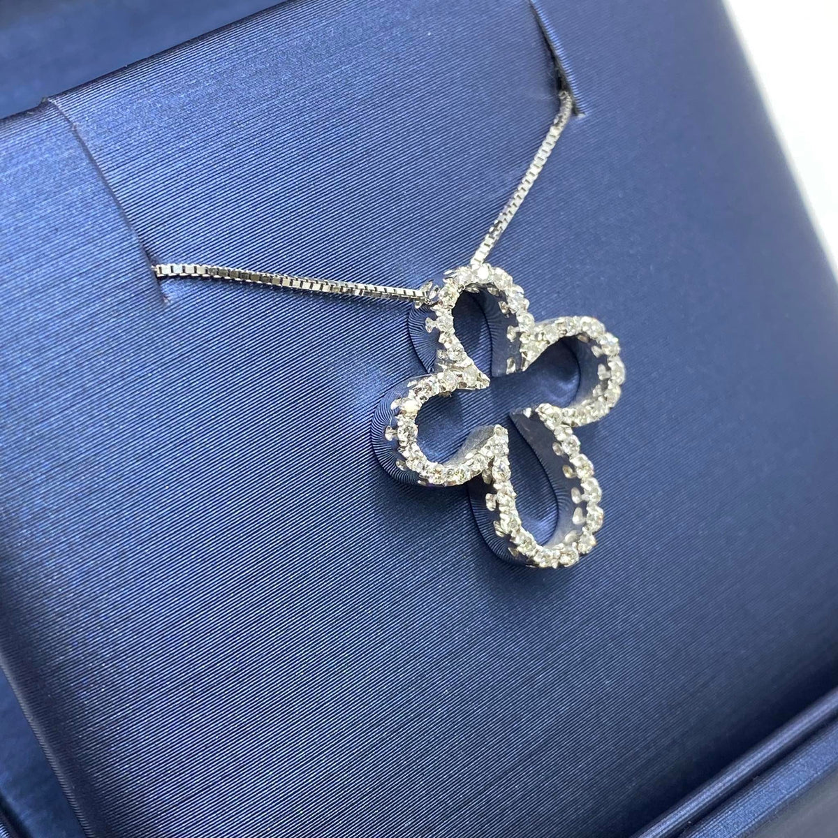 Collana Con Croce in Oro 18KT 18KT e Diamanti Bianchi