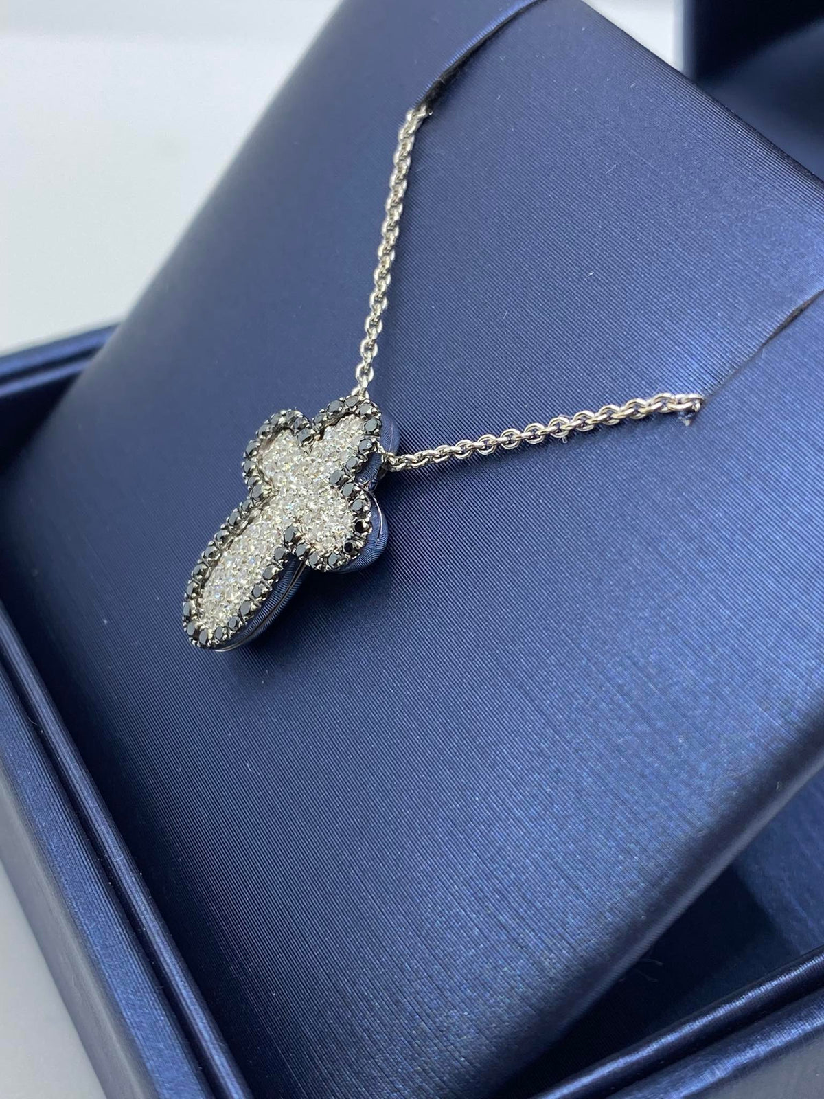 Collana Con Croce Giorgio Visconti in Oro 18KT 18KT e Diamanti Bianchi e Neri
