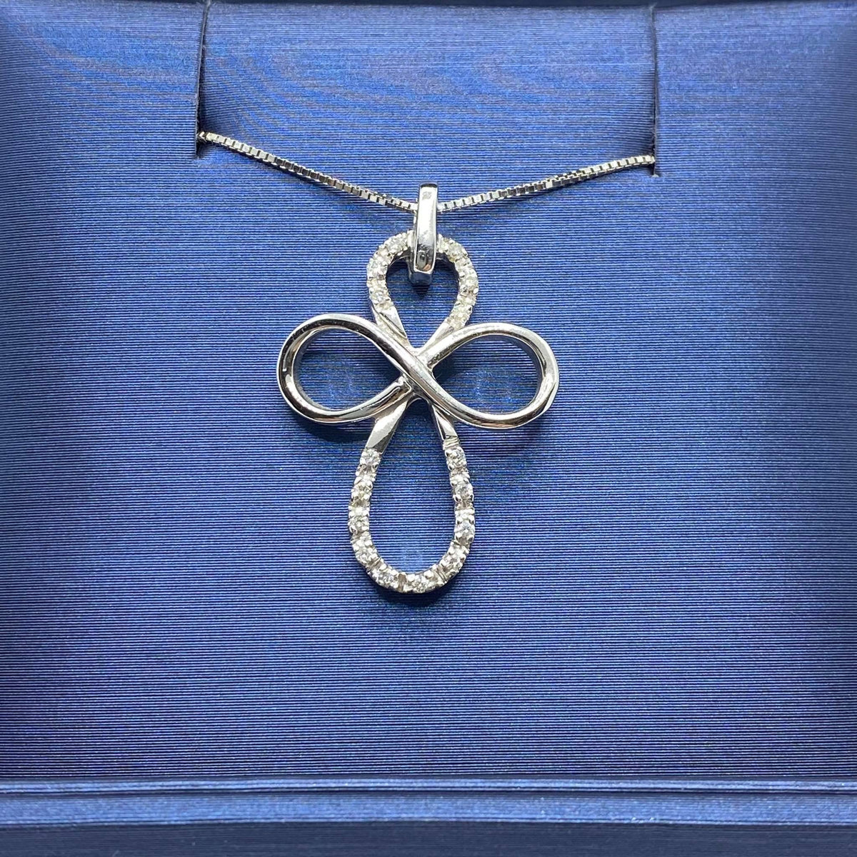 Collana Con Croce in Oro 18KT 18KT e Diamanti Bianchi