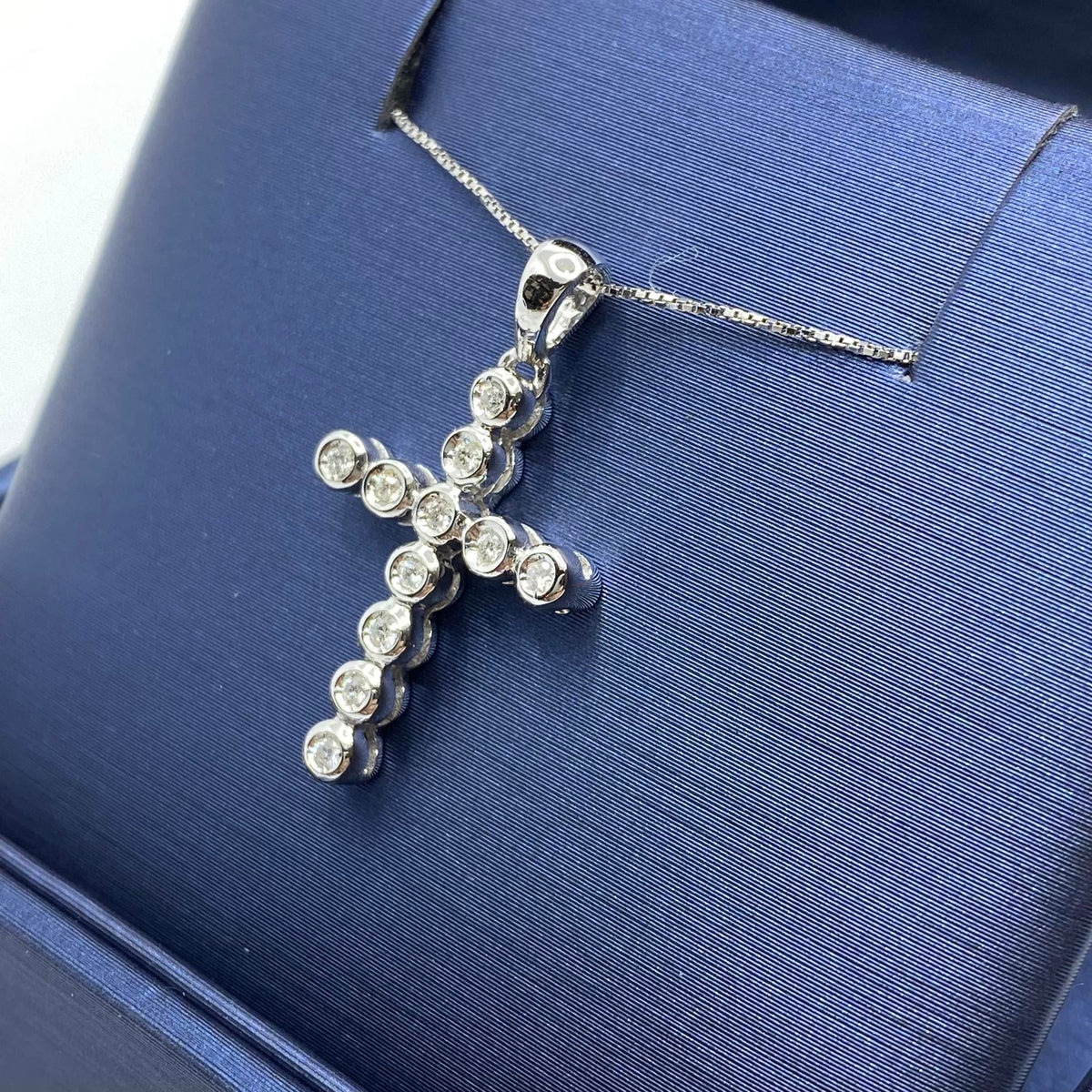 Collana Con Croce in Oro 18KT 18KT e Diamanti Bianchi