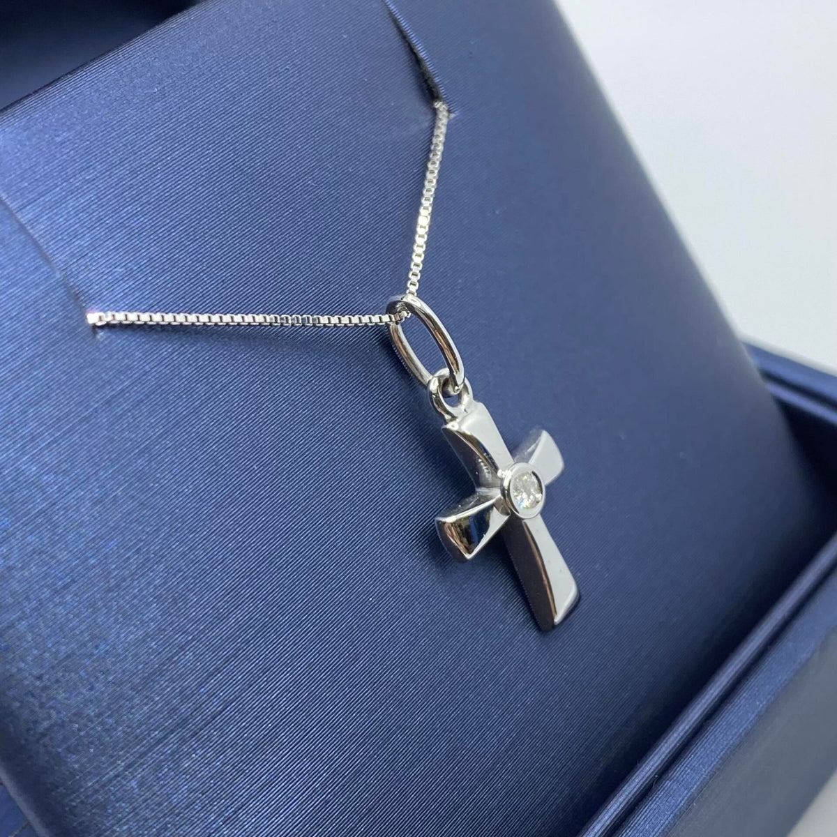 Collana Con Croce in Oro 18KT 18KT e Diamante ct 0.03