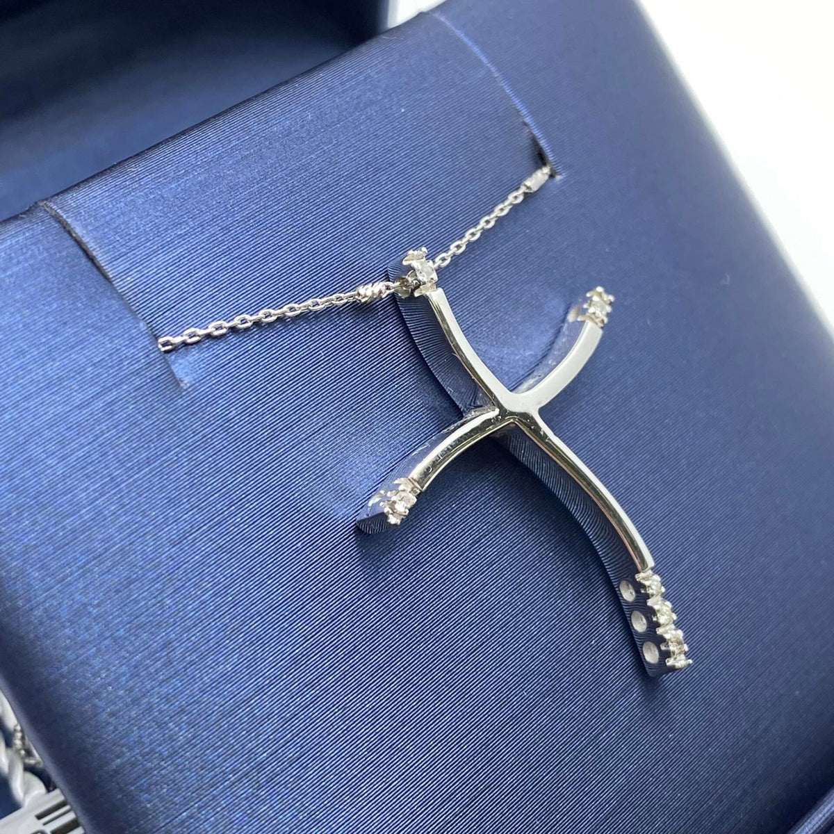 Collana Con Croce in Oro 18KT 18KT e Diamanti Bianchi