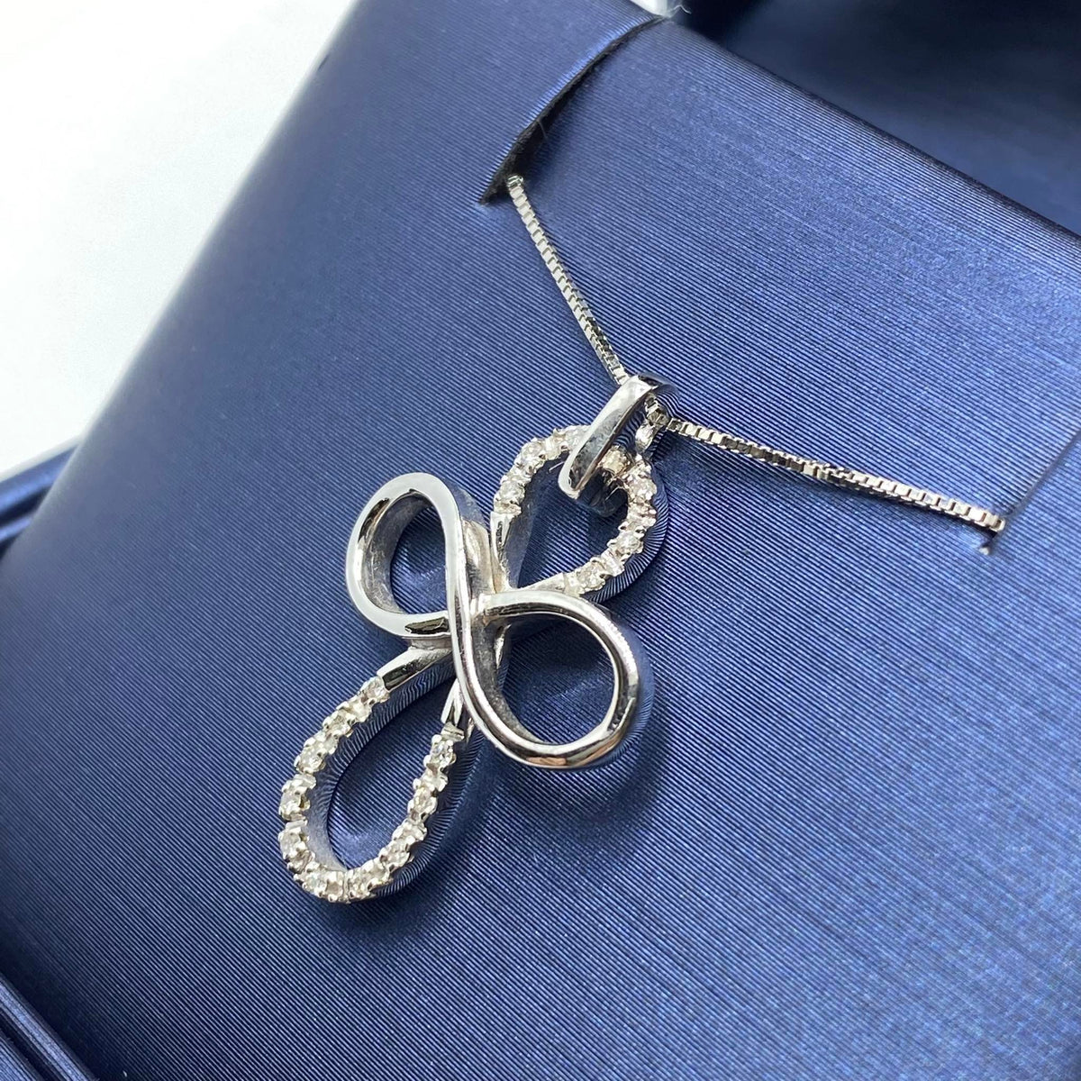 Collana Con Croce in Oro 18KT 18KT e Diamanti Bianchi