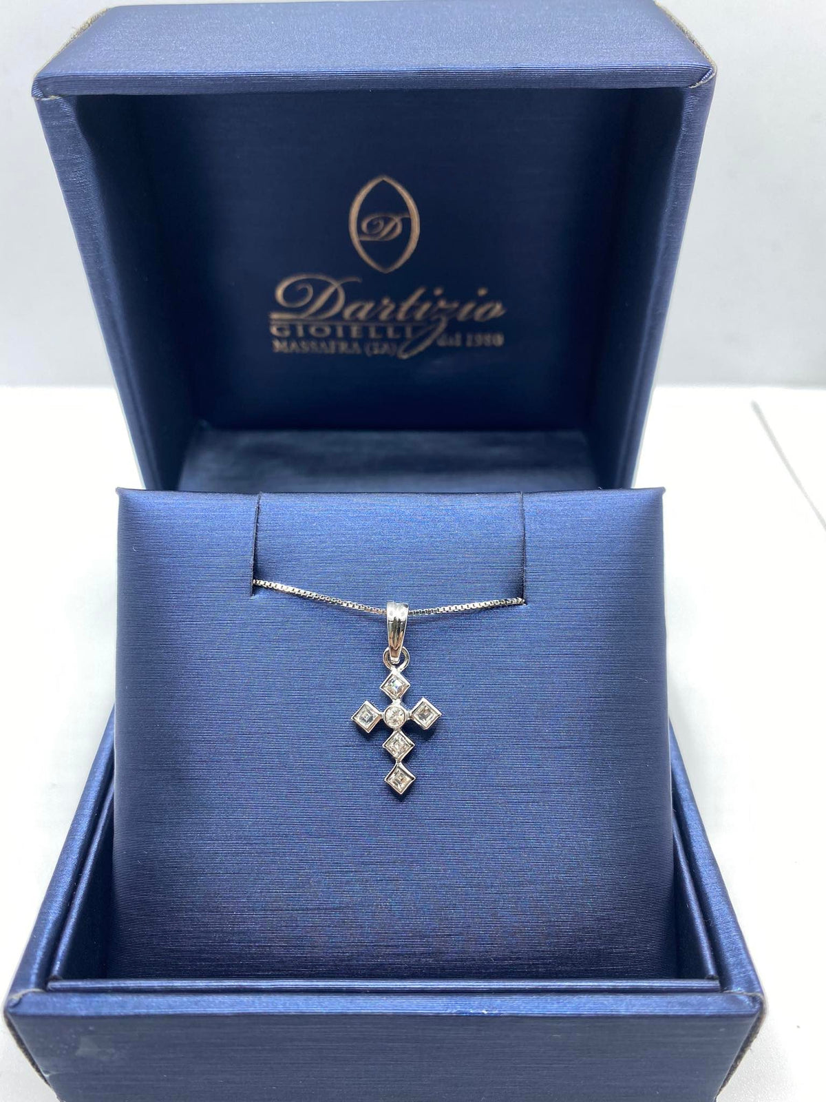 Collana Con Croce in Oro 18KT 18KT e Diamanti Bianchi