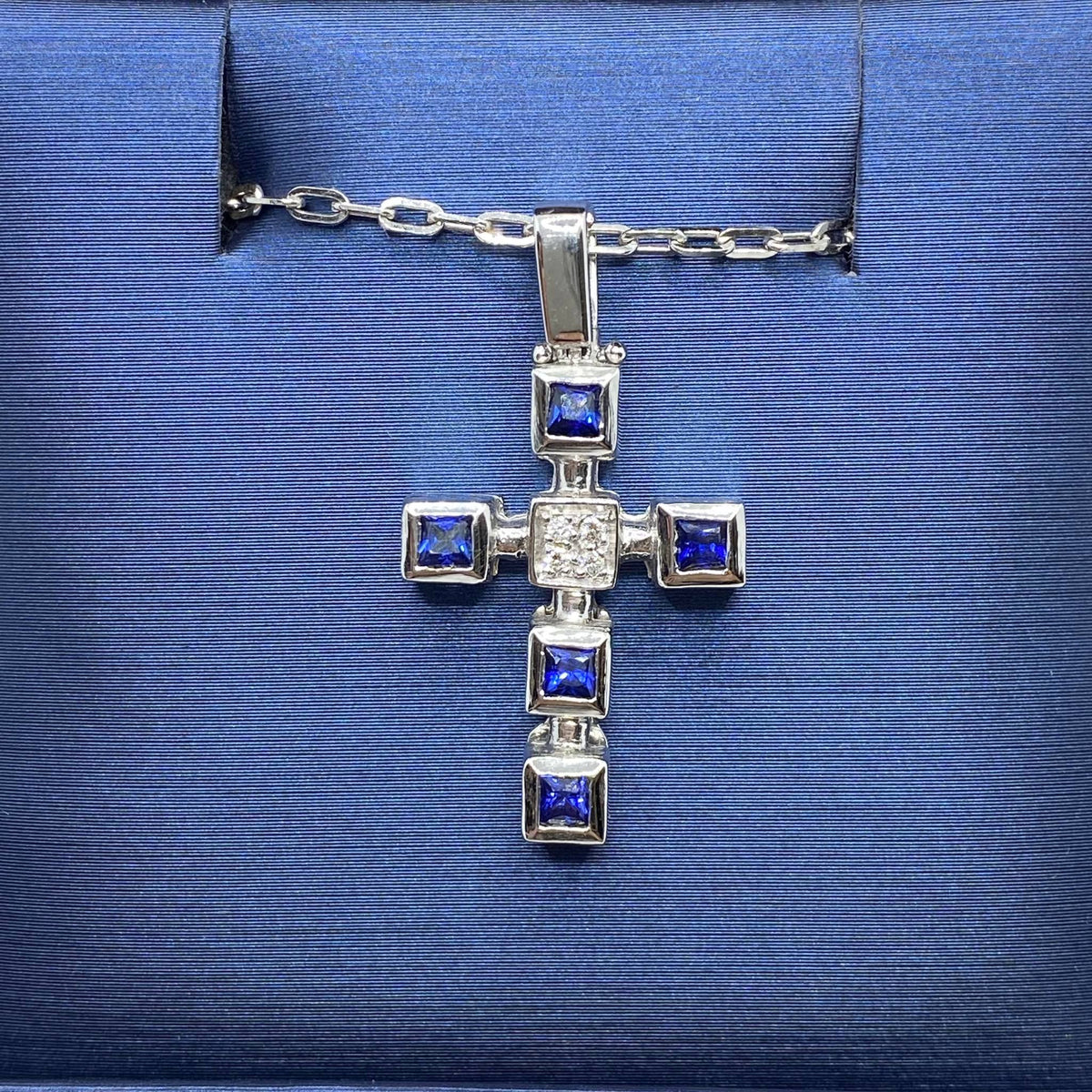 Collana Con Croce in Oro 18KT 18KT e Diamanti Bianchi e Zaffiri