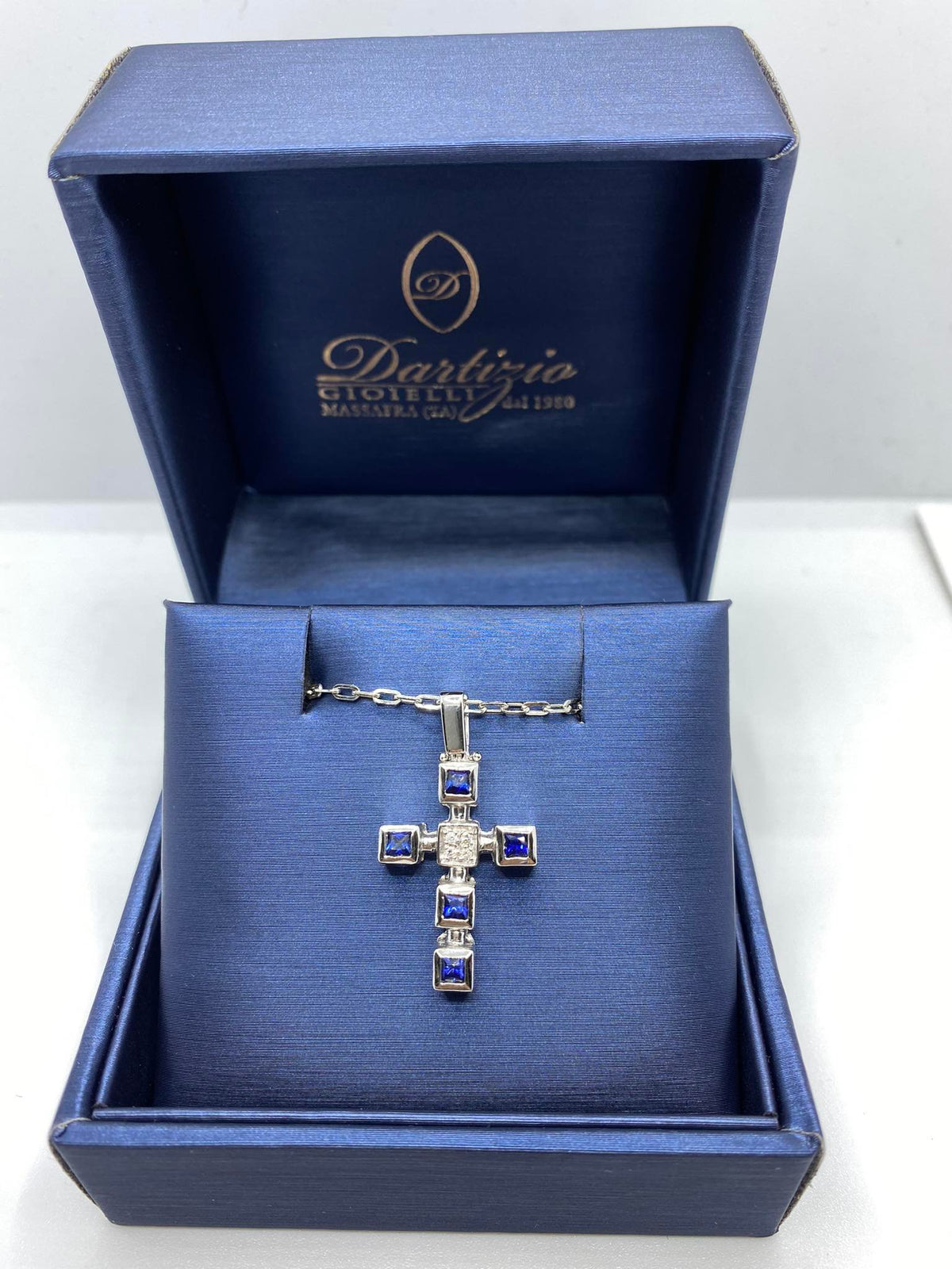 Collana Con Croce in Oro 18KT 18KT e Diamanti Bianchi e Zaffiri