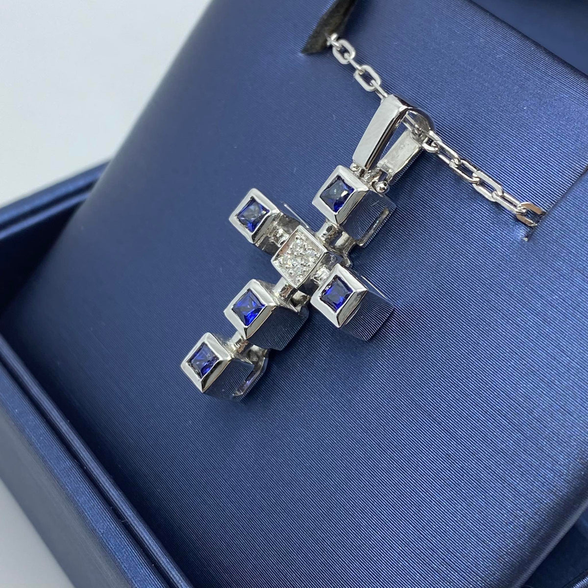 Collana Con Croce in Oro 18KT 18KT e Diamanti Bianchi e Zaffiri