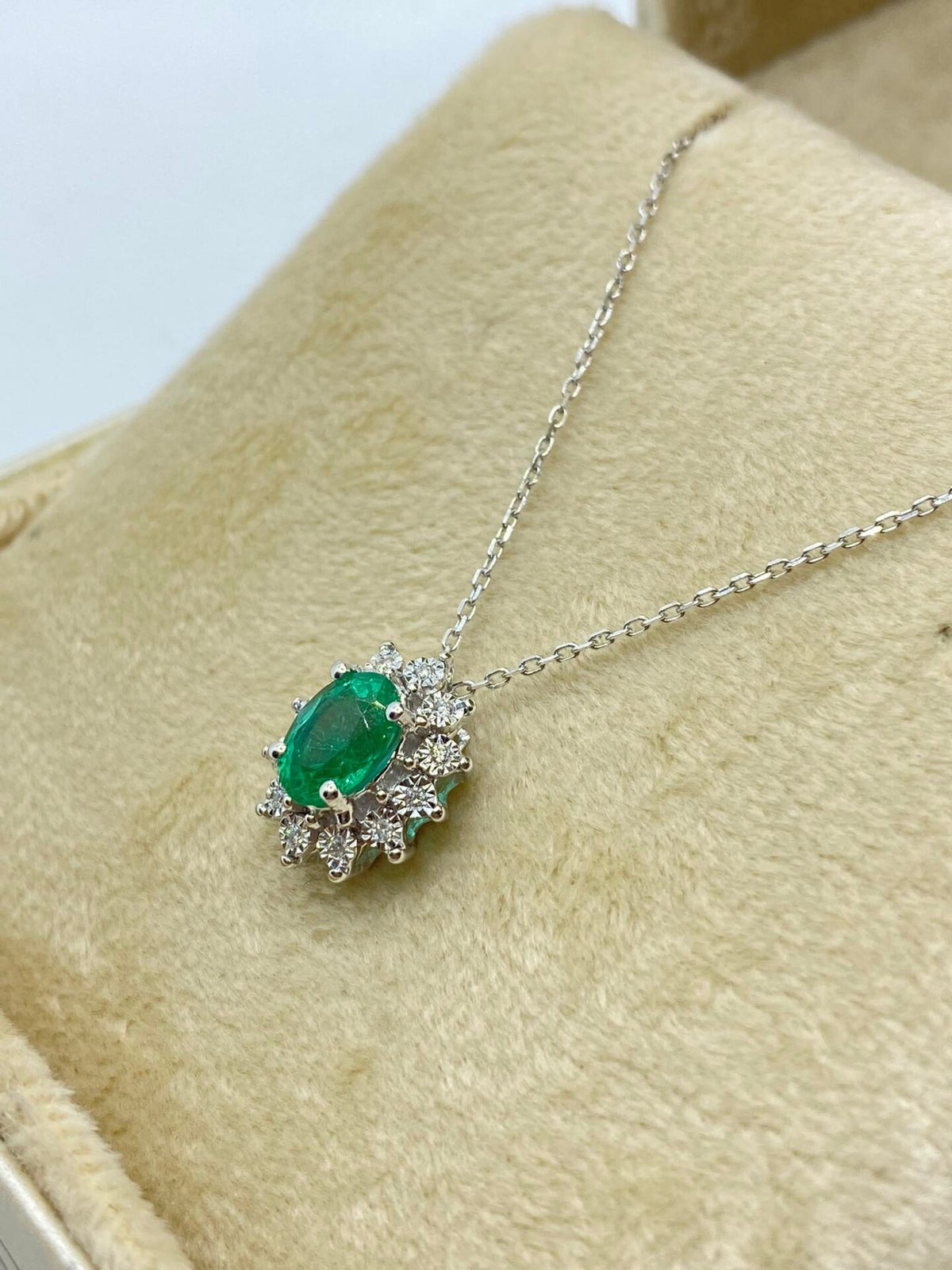 Collana Donna Donna Oro 18KT con Smeraldo e Diamanti