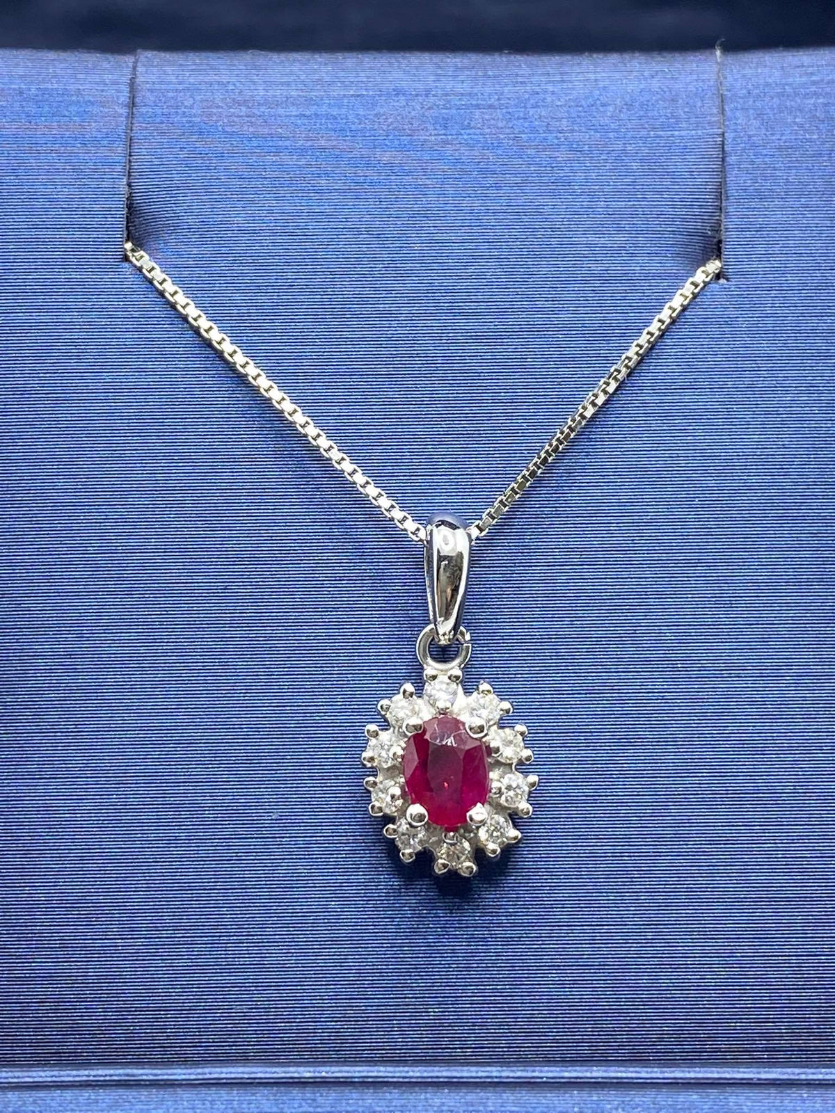 Collana in Oro 18KT 18KT con Diamanti e Rubino