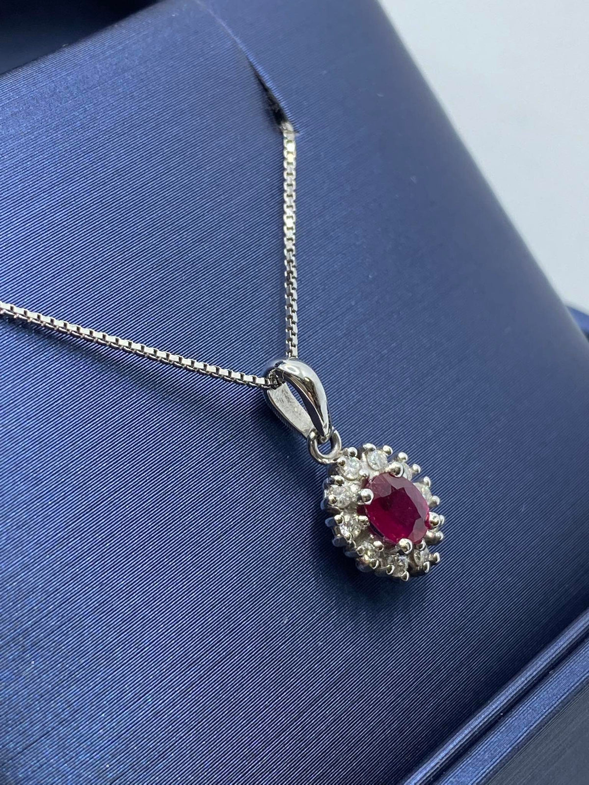 Collana in Oro 18KT 18KT con Diamanti e Rubino