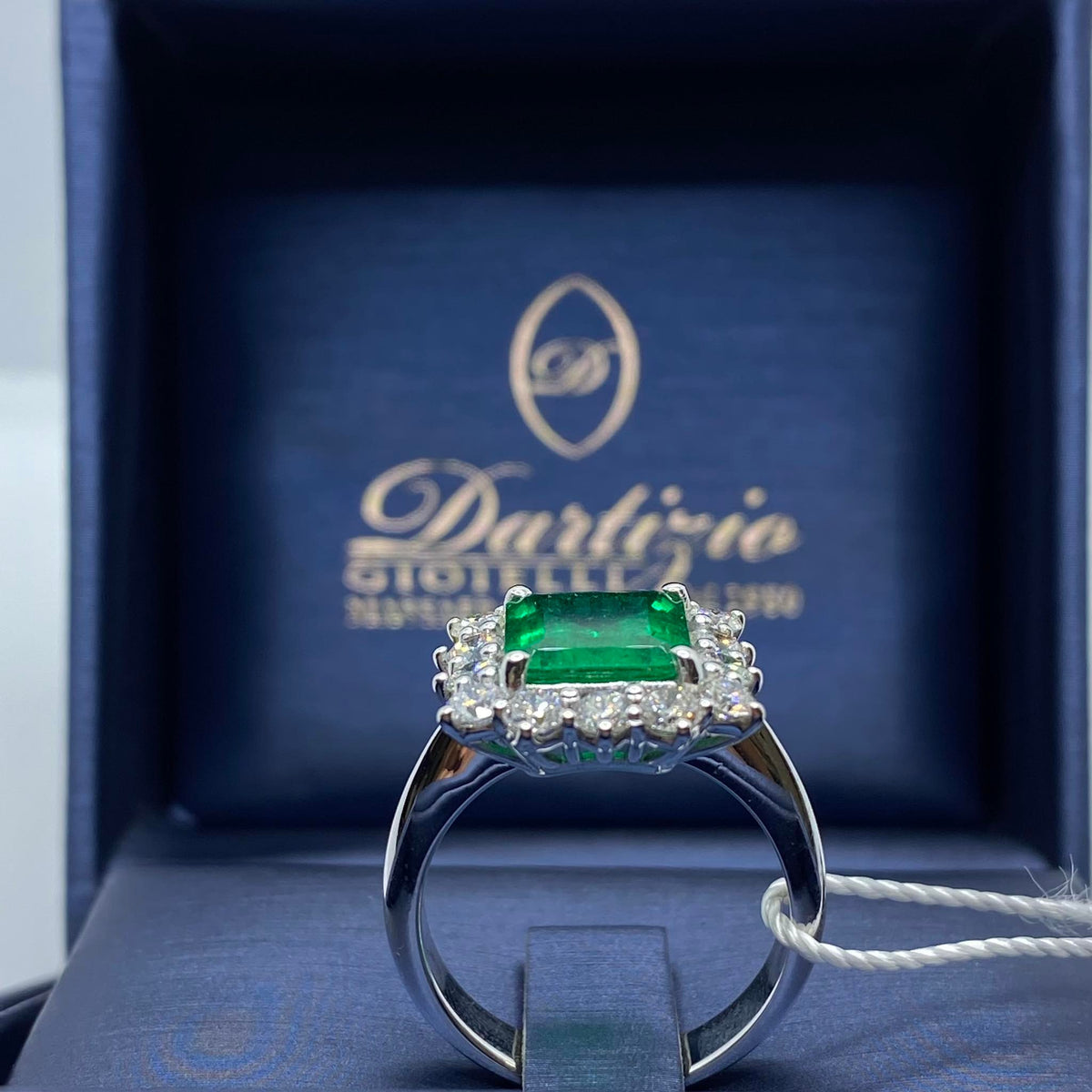 Anello Donna in Oro 18KT 18KT Con Smeraldo Colombiano Ct 2.75 e Diamanti