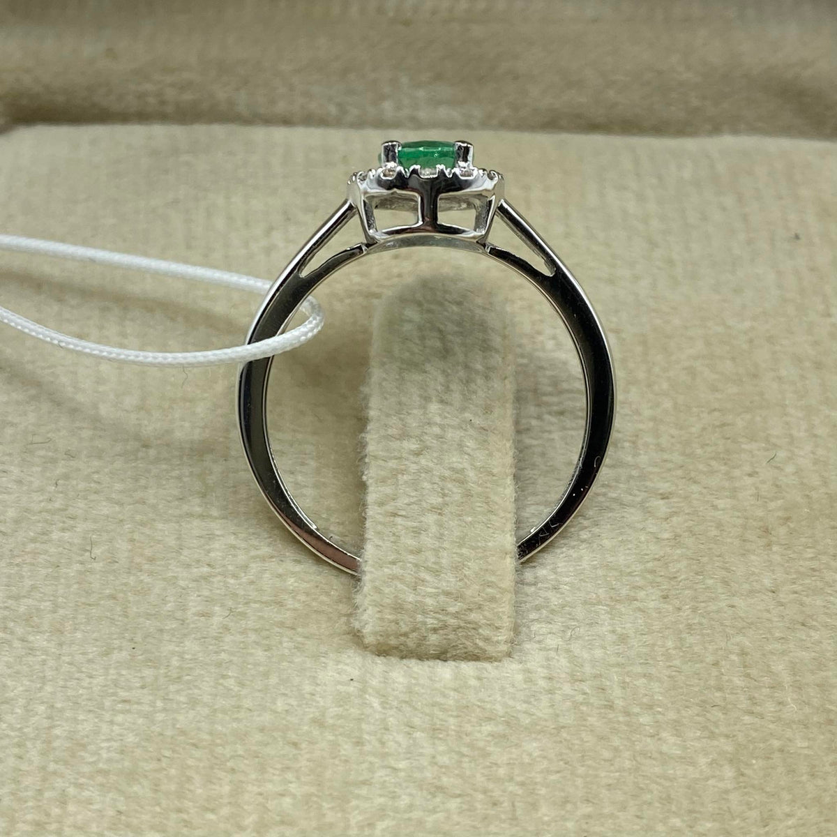 Anello Donna Oro 18KT con Smeraldo Ct 0.70 e Diamanti