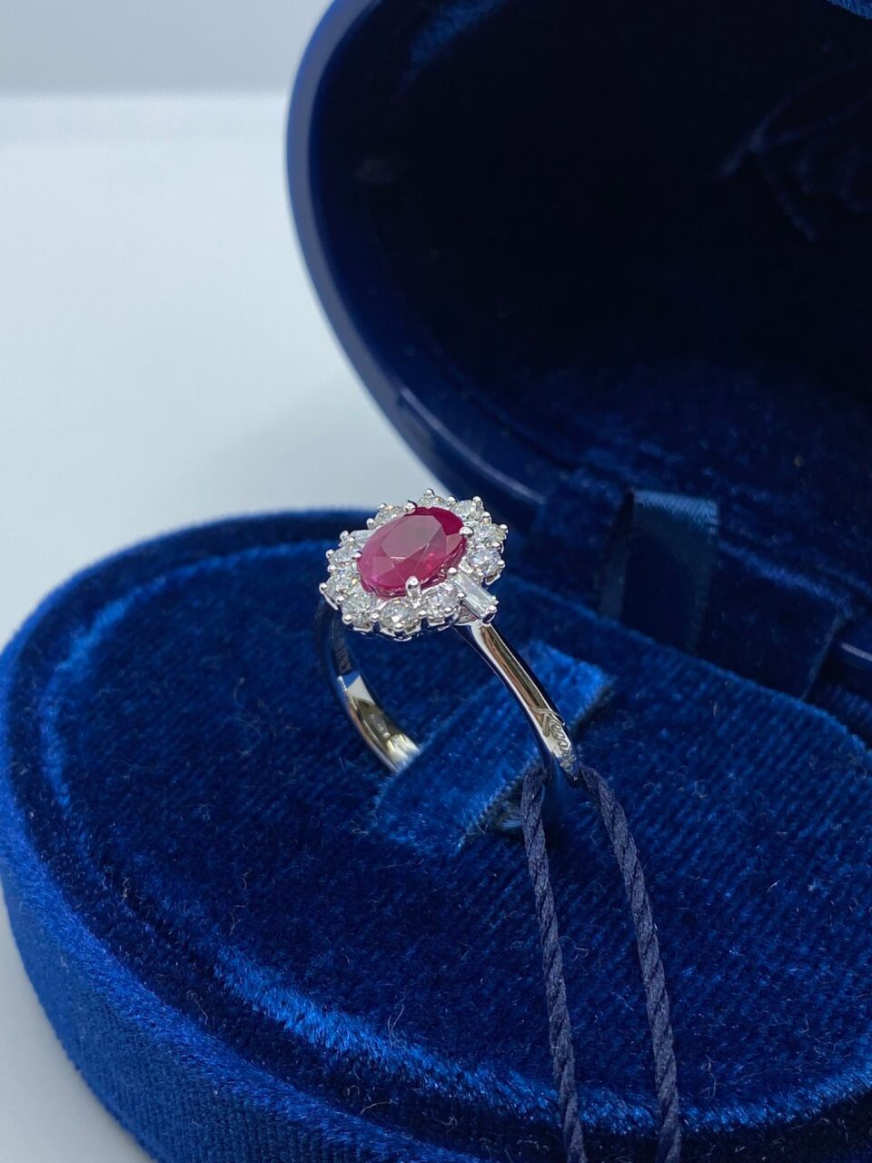 Anello Recarlo con Diamanti e Rubino Ct 1,16
