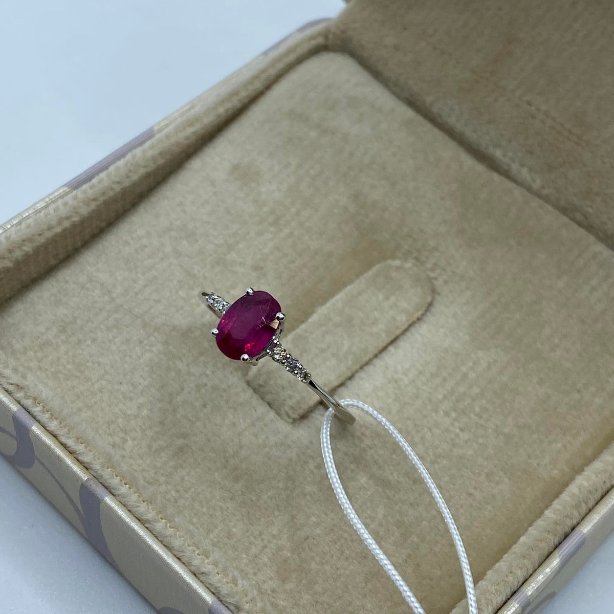 Anello Donna Oro 18KT con Diamanti e Rubino Ct. 0,90