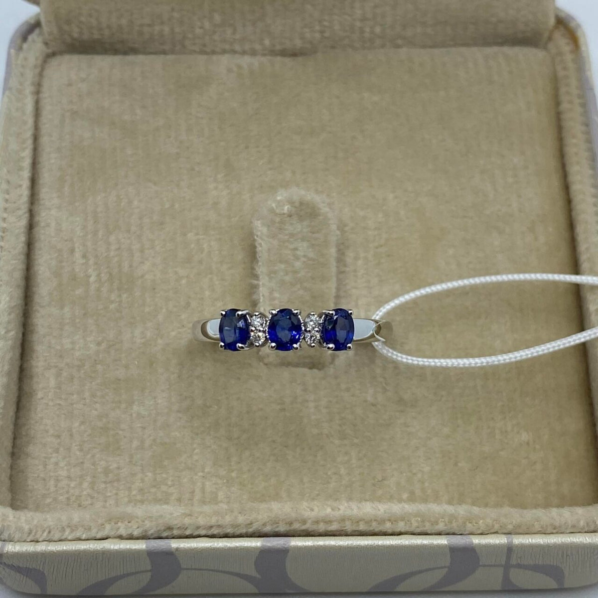 Anello Trilogy Donna Oro 18KT con Zaffiri Ct. 0.60 e Diamanti