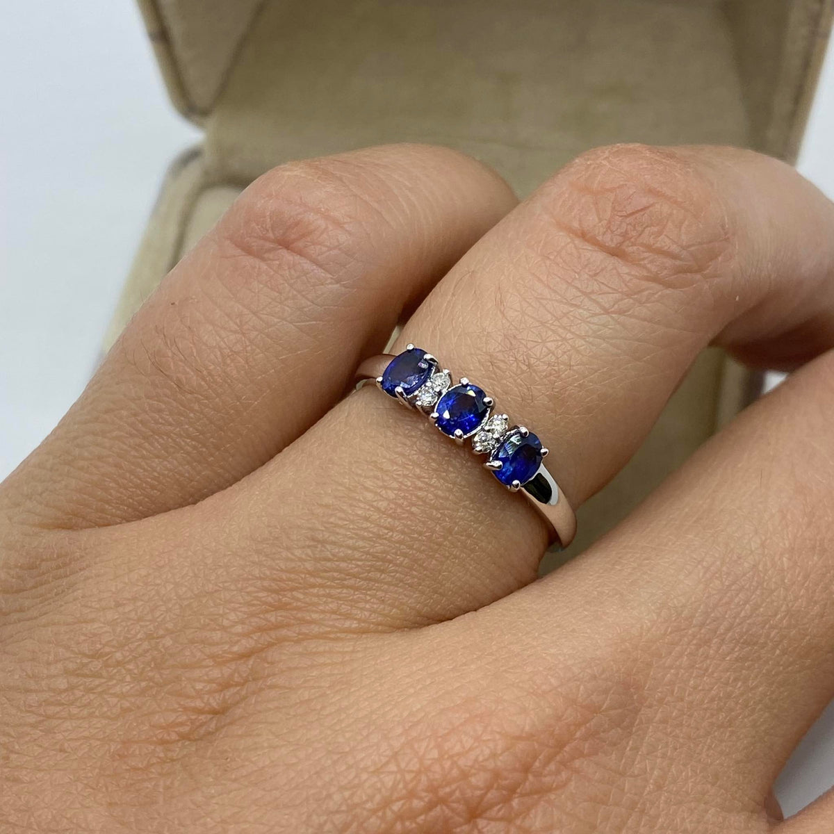 Anello Trilogy Donna Oro 18KT con Zaffiri Ct. 0.60 e Diamanti