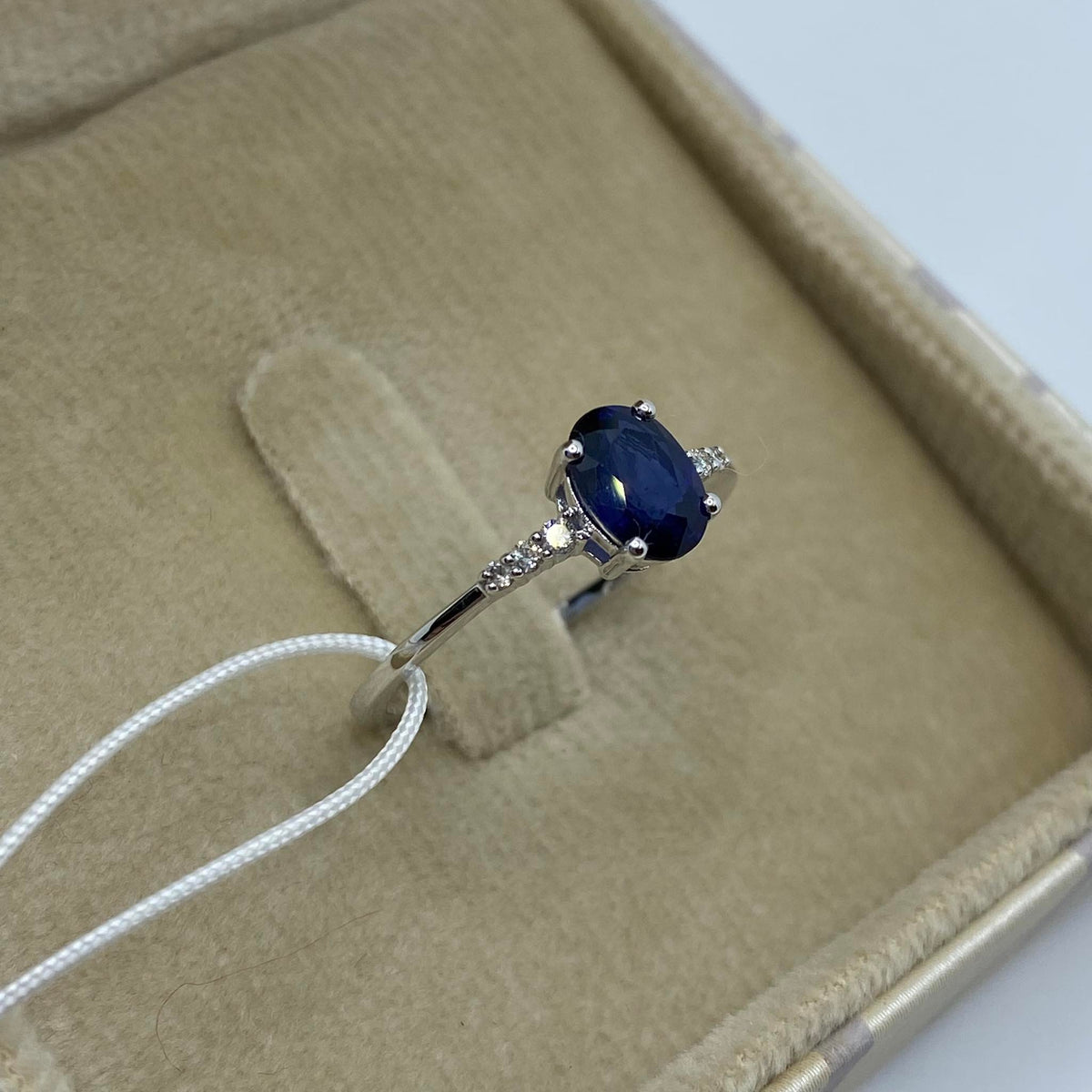 Anello Donna Oro 18KT con Diamanti e Zaffiro Ct. 0,90
