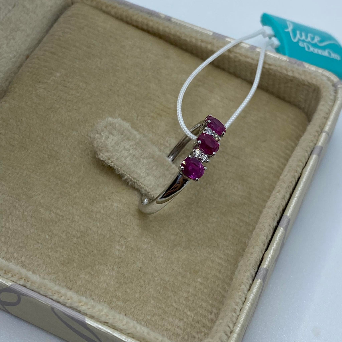 Anello Trilogy Donna Oro 18KT con Rubini Ct. 0.60 e Diamanti