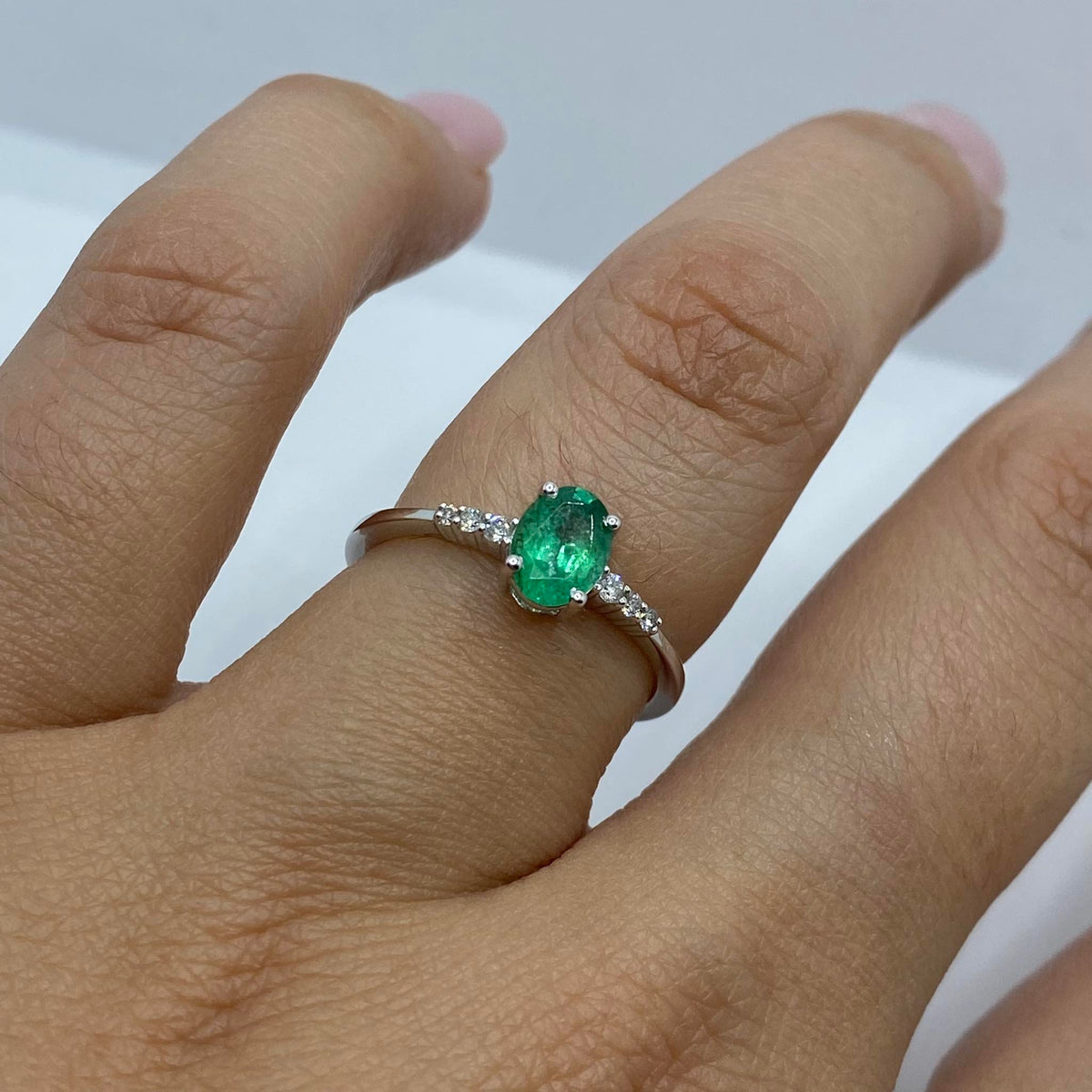 Anello Donna Oro 18KT con Diamanti e Smeraldo Ct. 0,72