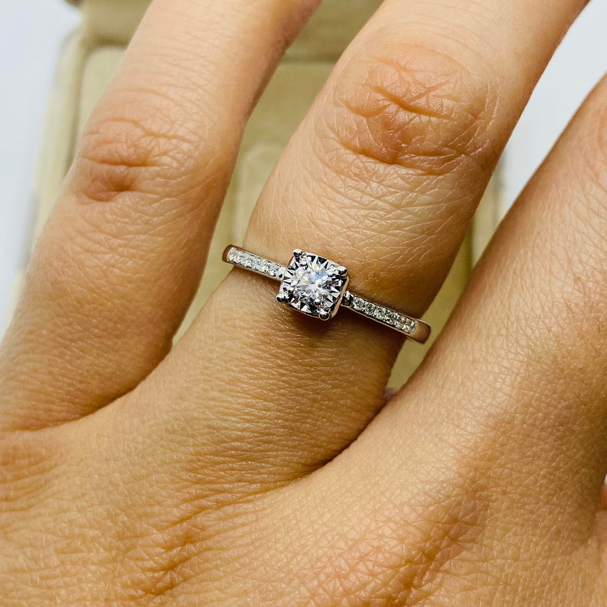 Anello Solitario Donna Oro 18KT con Diamante Ct 0.18