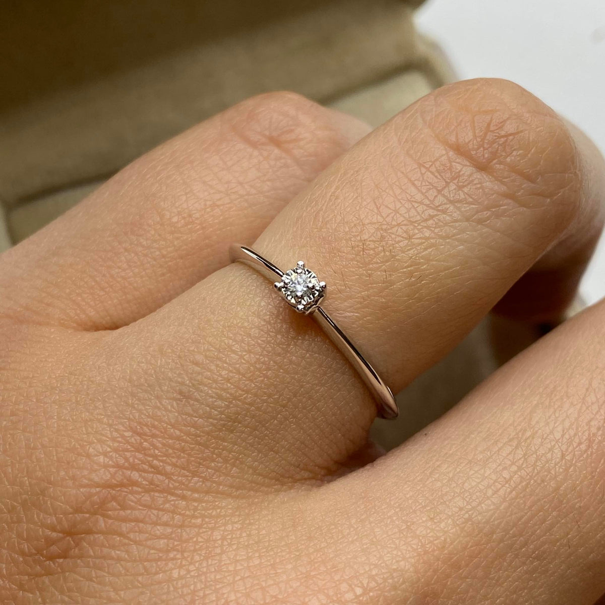 Anello Solitario Donna Oro 18KT con Diamante Ct 0.04