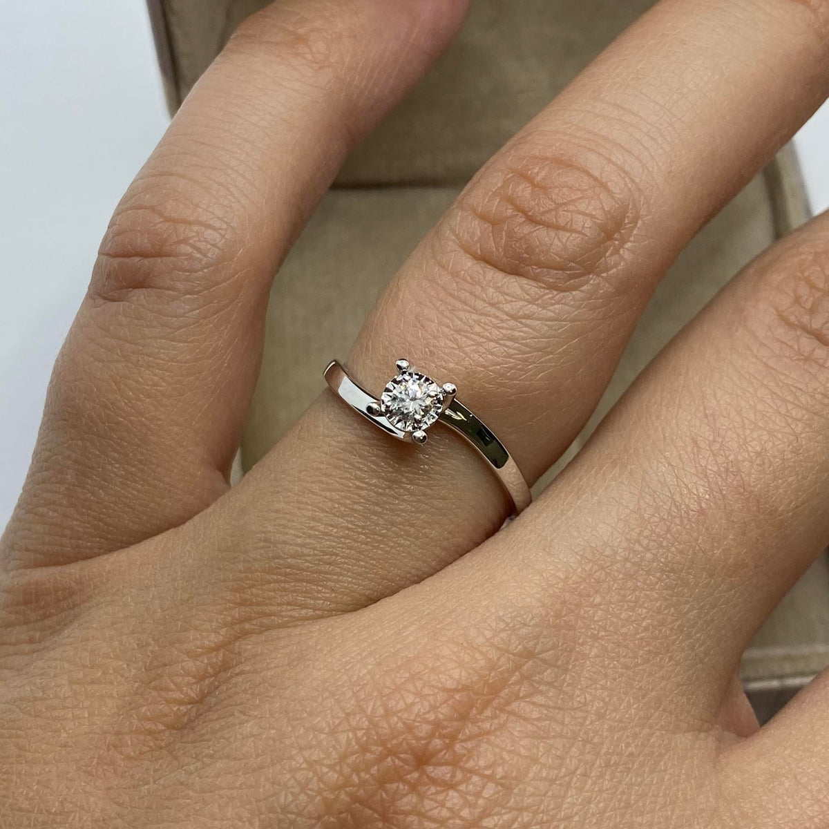 Anello  Solitario Donna Oro 18KT con Diamante Ct 0.10