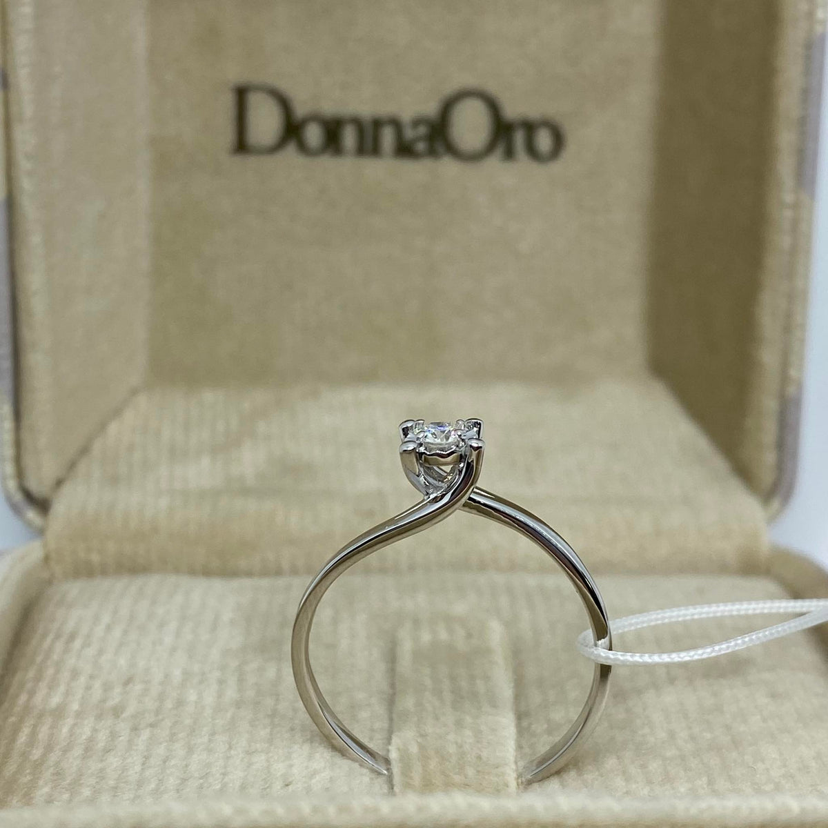 Anello  Solitario Donna Oro 18KT con Diamante Ct 0.10