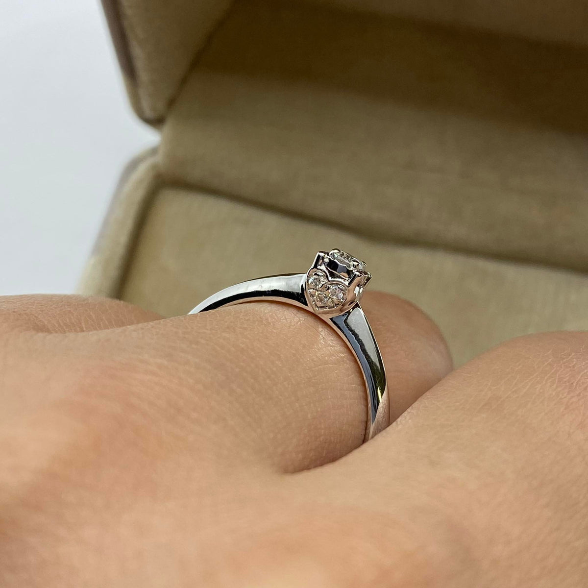 Anello Solitario Donna Oro 18KT con Diamante Ct 0.10