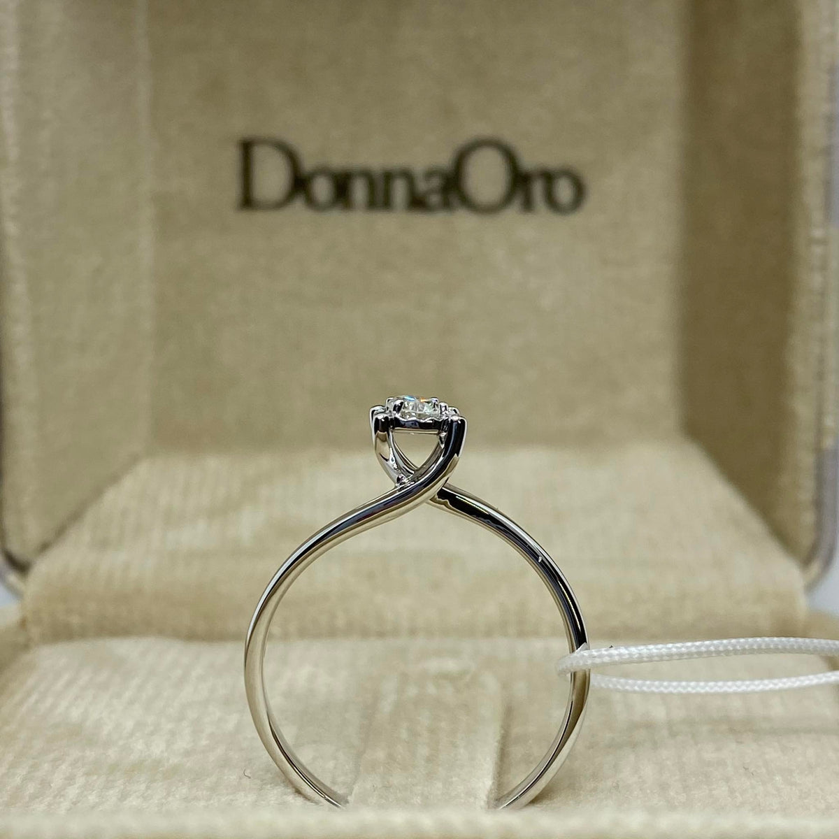 Anello  Solitario Donna Oro 18KT con Diamante Ct 0.15