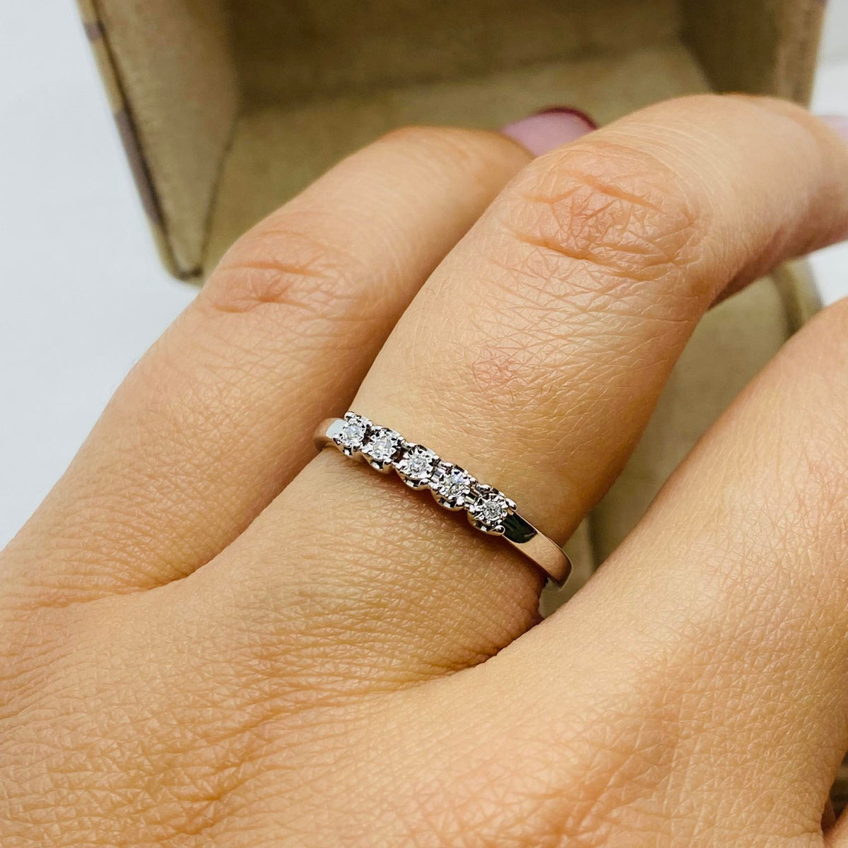 Anello Veretta a 5 Pietre Donna Oro 18KT con Diamanti Ct 0.03