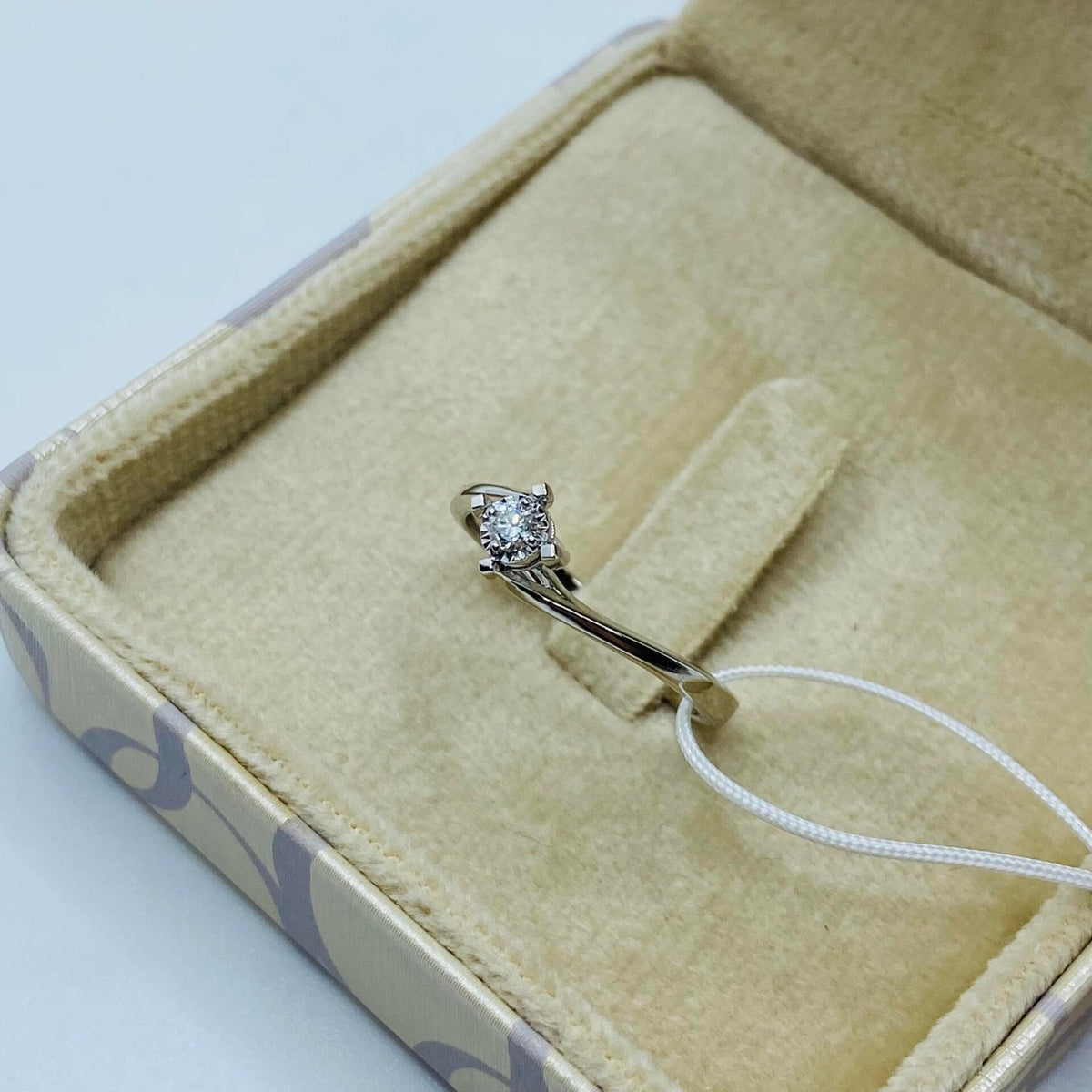 Anello Solitario Donna Oro 18KT con Diamante Ct 0.05