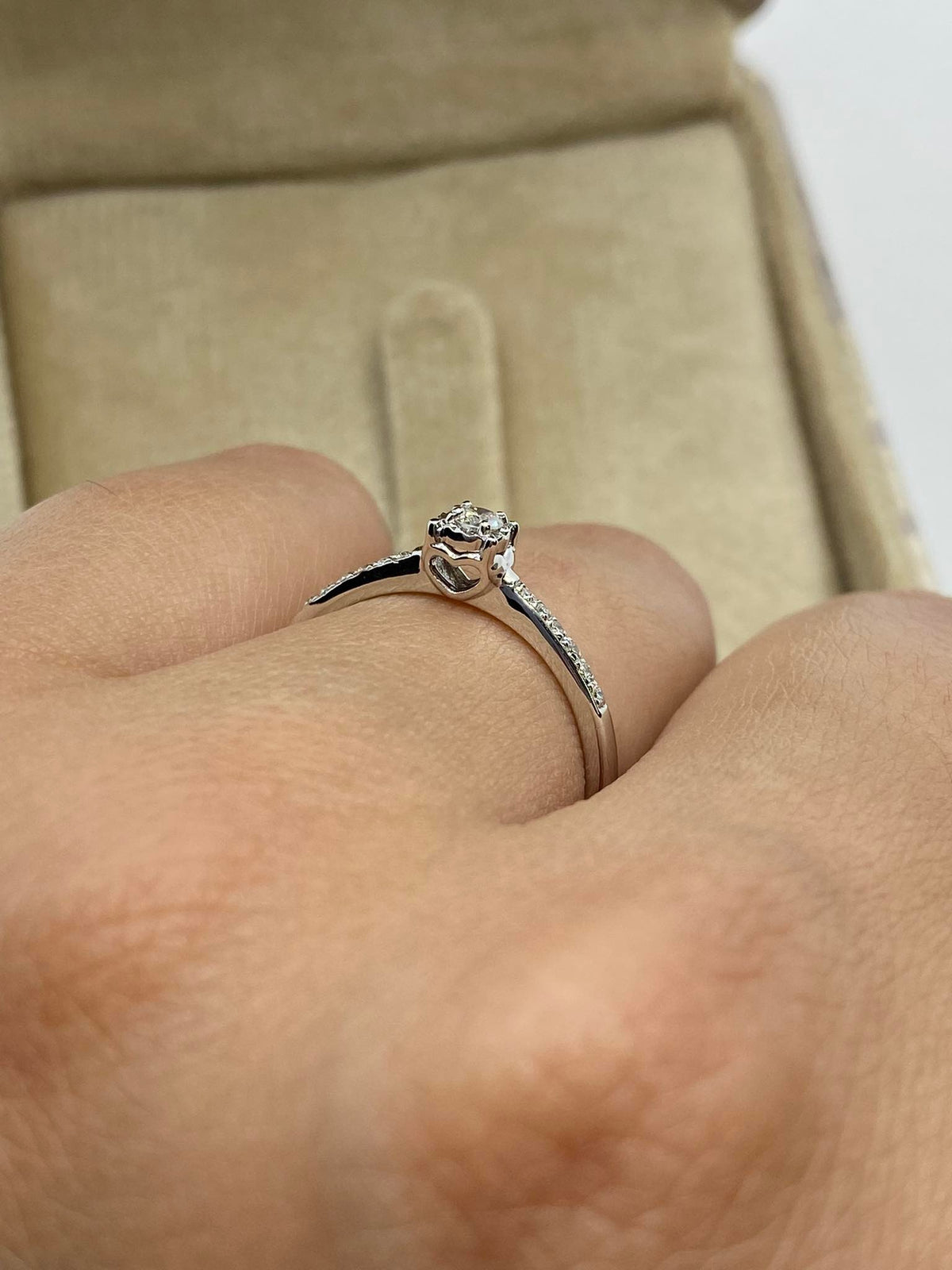 Anello Solitario Donna Oro 18KT con Diamante Ct 0.10