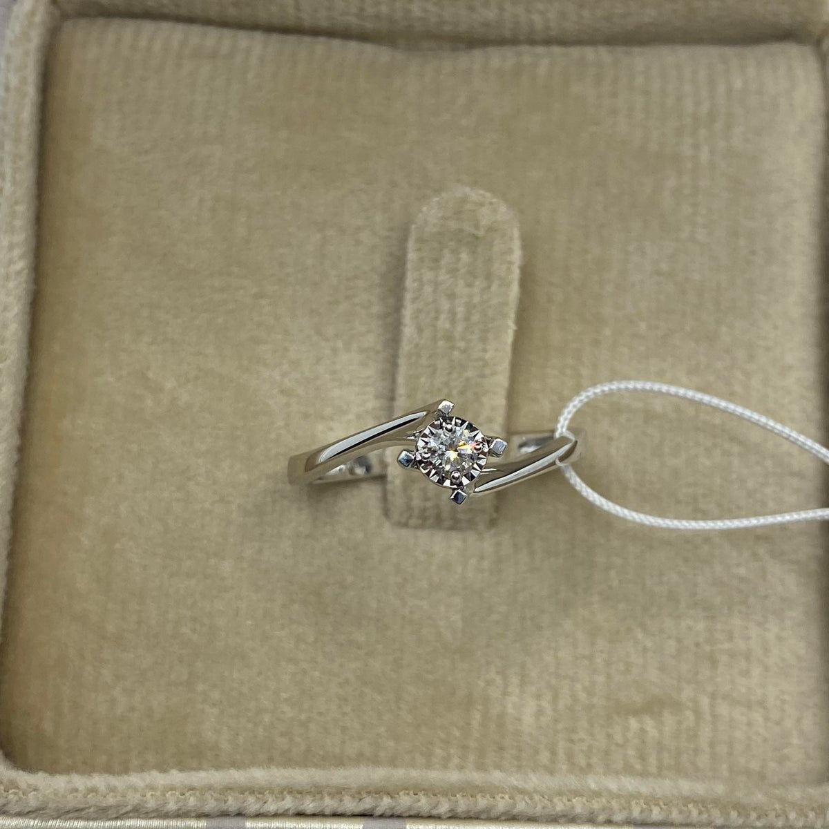Anello  Solitario Donna Oro 18KT con Diamante Ct 0.10