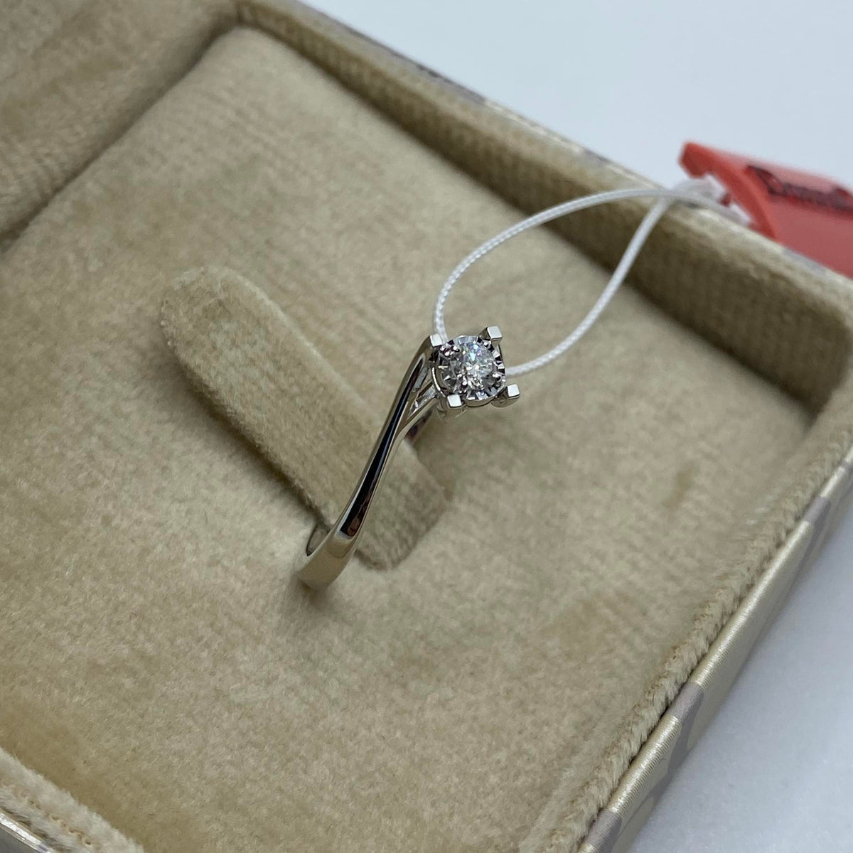 Anello  Solitario Donna Oro 18KT con Diamante Ct 0.10
