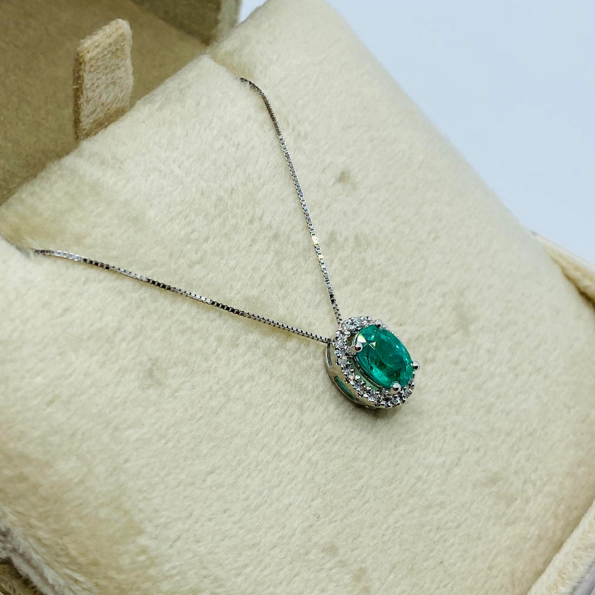 Collana Donna Oro 18KT con Smeraldo Ct 0.72 e Diamanti