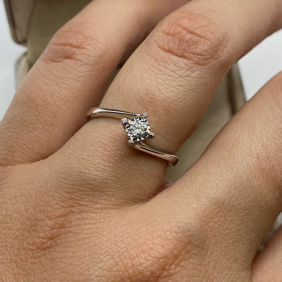 Anello  Solitario Donna Oro 18KT con Diamante Ct 0.10