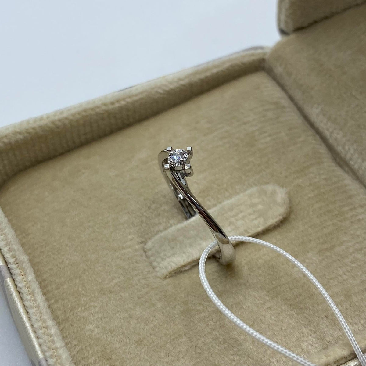 Anello  Solitario Donna Oro 18KT con Diamante Ct 0.02