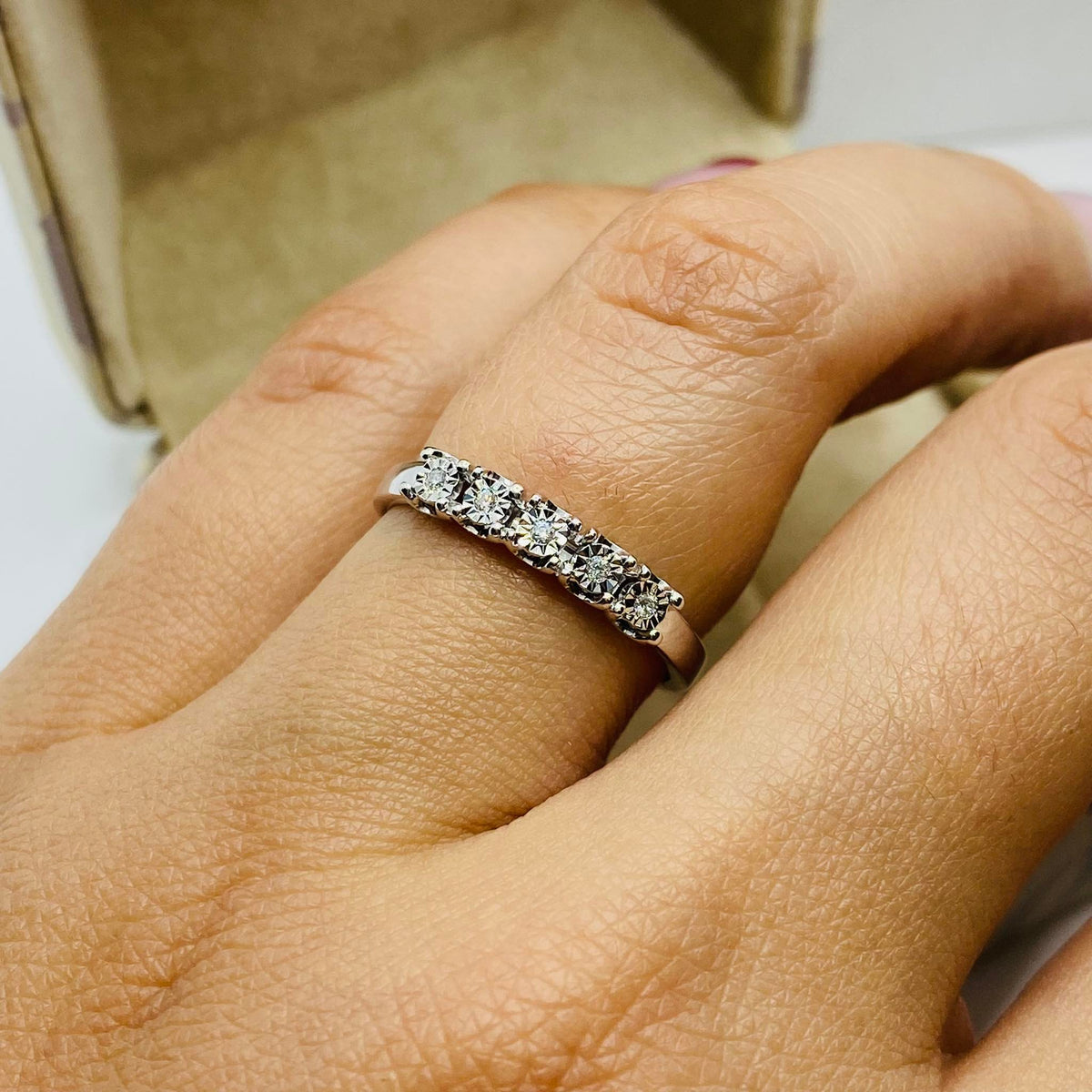 Anello Veretta a 5 Pietre Donna Oro 18KT con Diamanti Ct 0.04