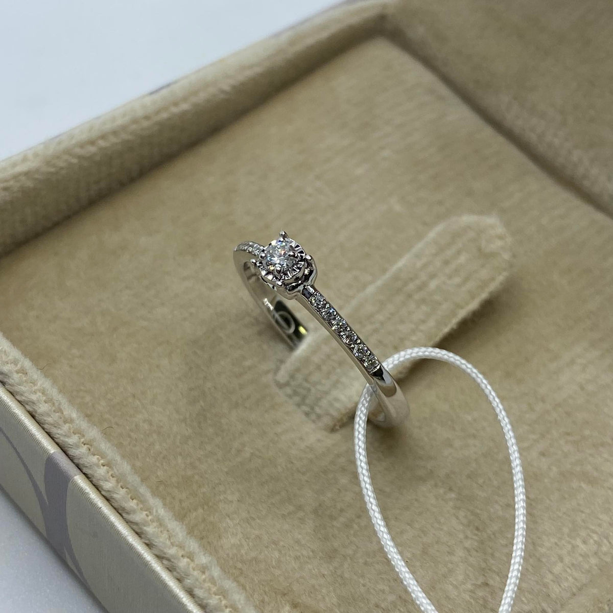 Anello Solitario Donna Oro 18KT con Diamante Ct 0.10