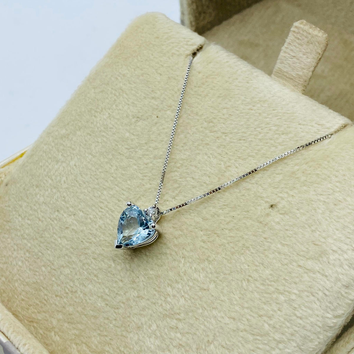 Collana Donna Oro 18KT con Acquamarina a Cuore Ct. 1.10 e Diamante