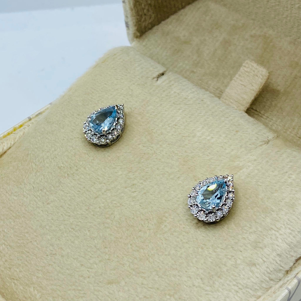 Orecchini Donna Oro 18KT con Acquamarina Ct. 1.40 e Diamanti
