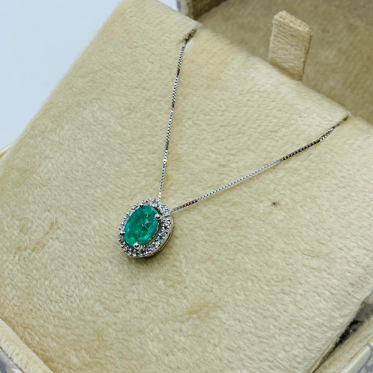Collana Donna Oro 18KT con Smeraldo Ct 0.72 e Diamanti