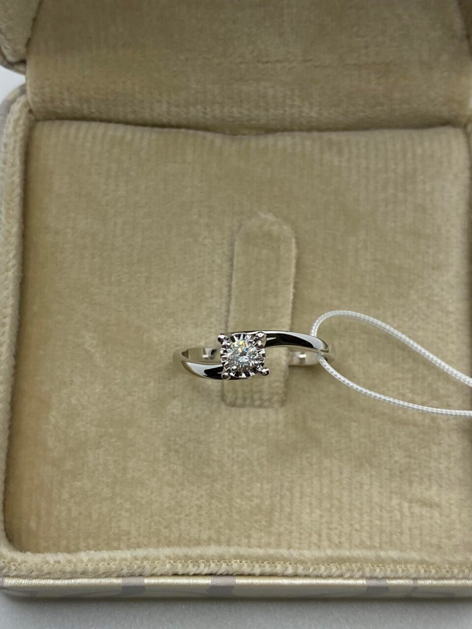 Anello  Solitario Donna Oro 18KT con Diamante Ct 0.15