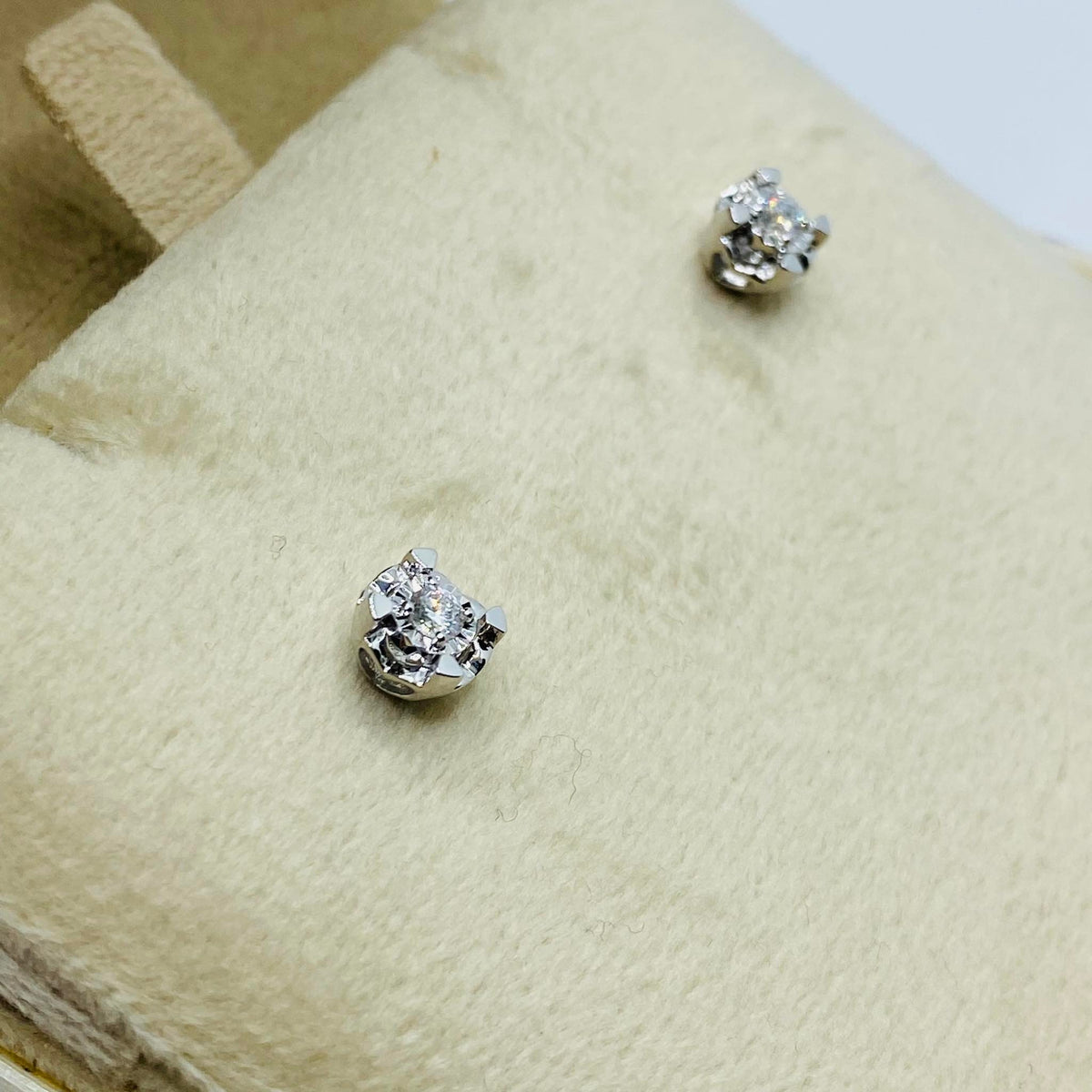 Orecchini Donna Oro 18KT Punto Luce con Diamante Ct 0.14