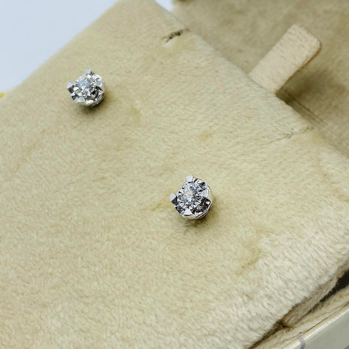 Orecchini Donna Oro 18KT Punto Luce con Diamante Ct 0.14