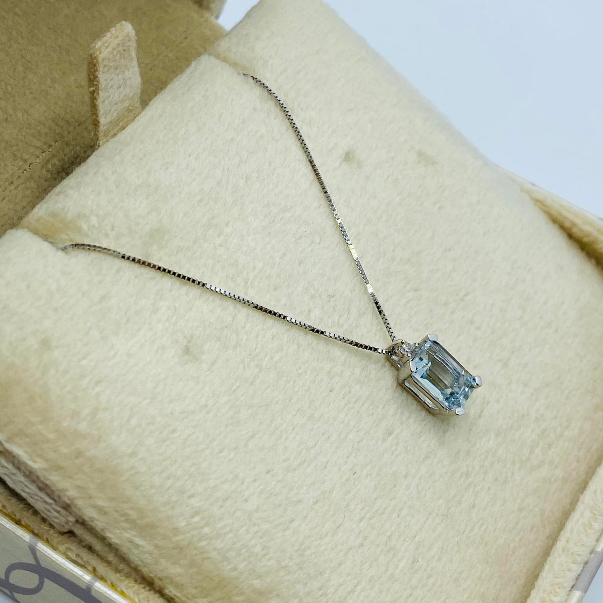 Collana Donna Oro 18KT con Acquamarina Rettangolare Ct. 0.87 e Diamante