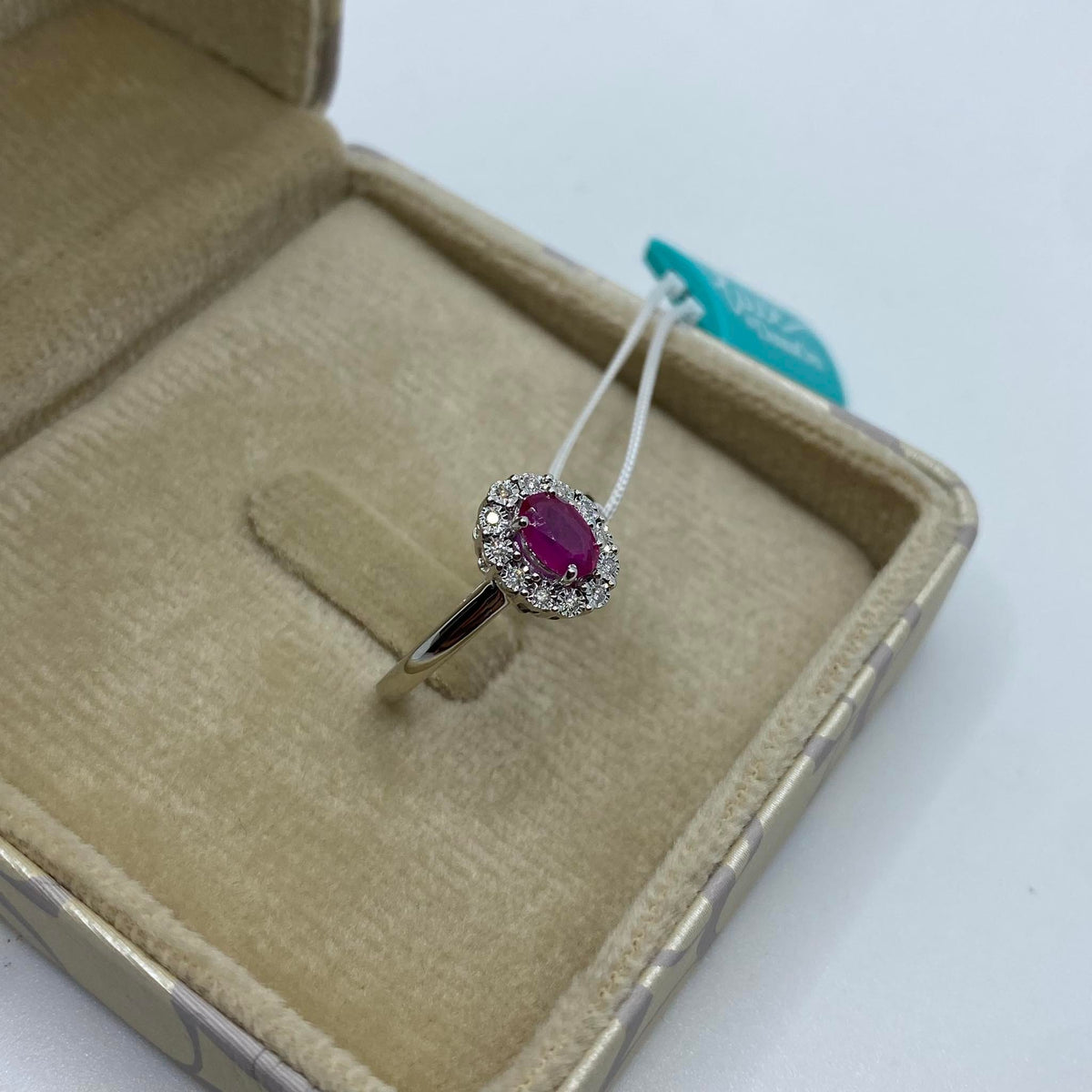Anello Donna Oro 18KT con Rubino Ct 0.80 e Diamanti