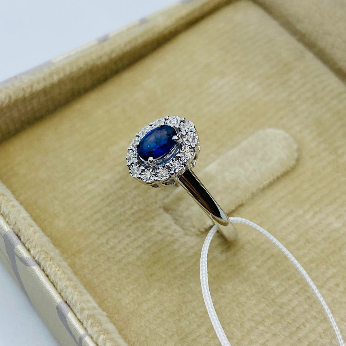 Anello Donna Oro 18KT con Zaffiro Ct 0.50 e Diamanti