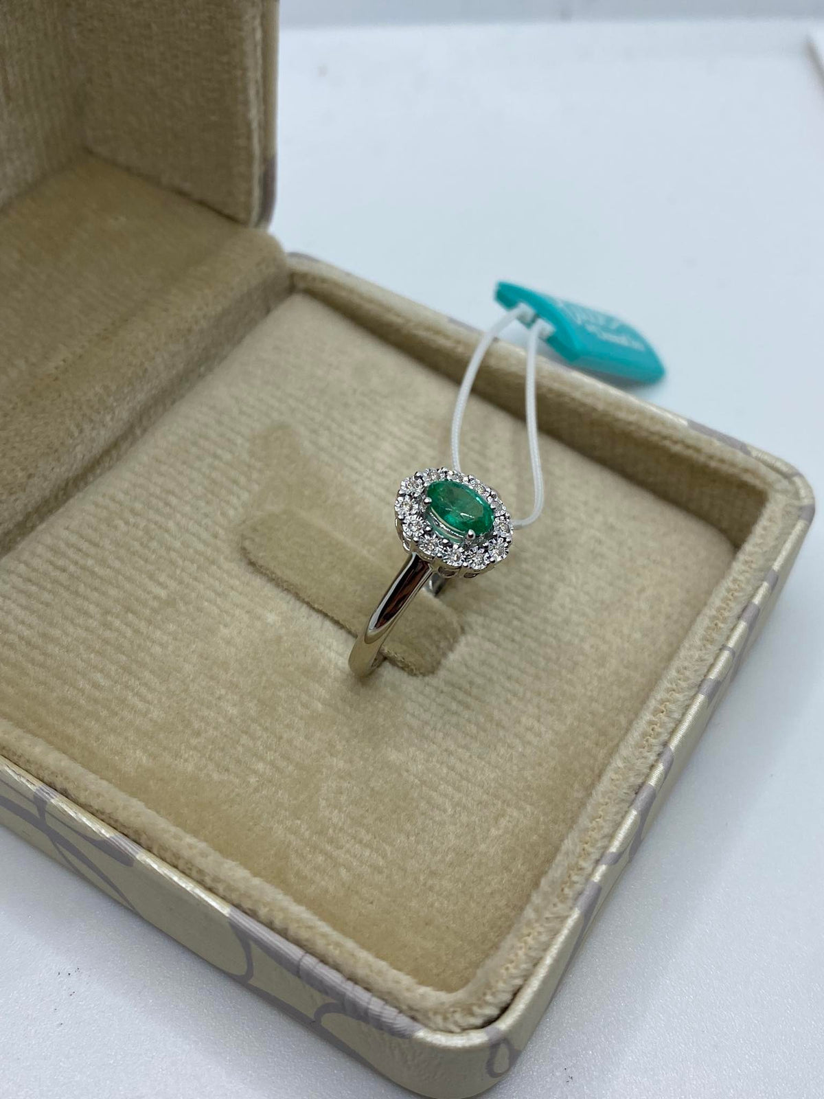 Anello Donna Oro 18KT con Smeraldo Ct 0.45 e Diamanti