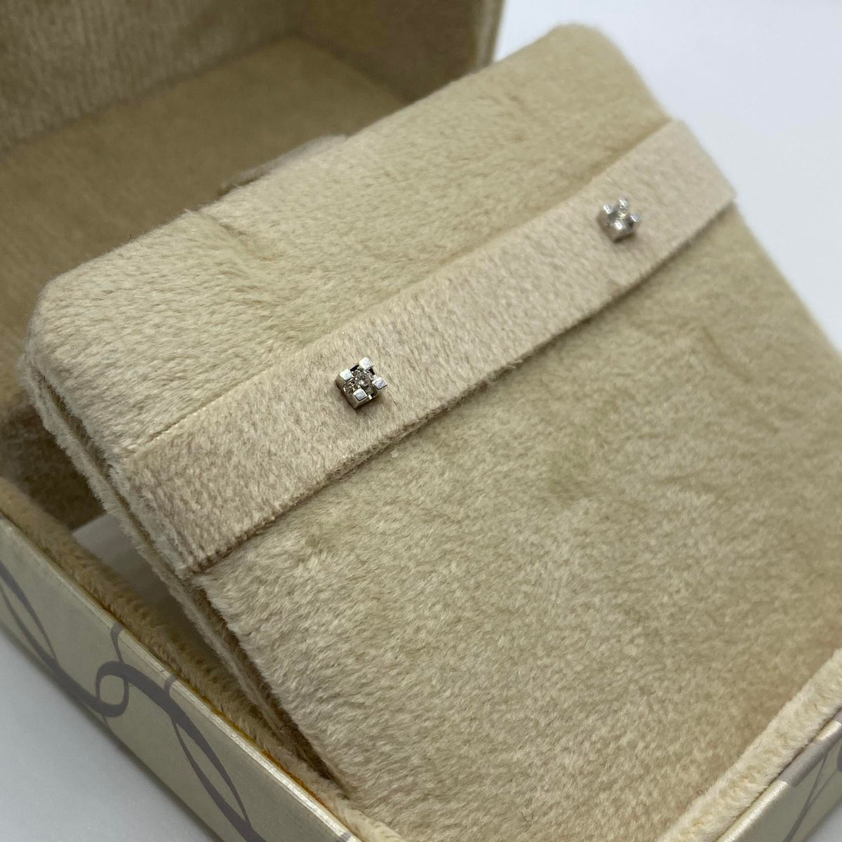 Orecchini Punto Luce Donna Oro 18KT con Diamante Ct 0.06